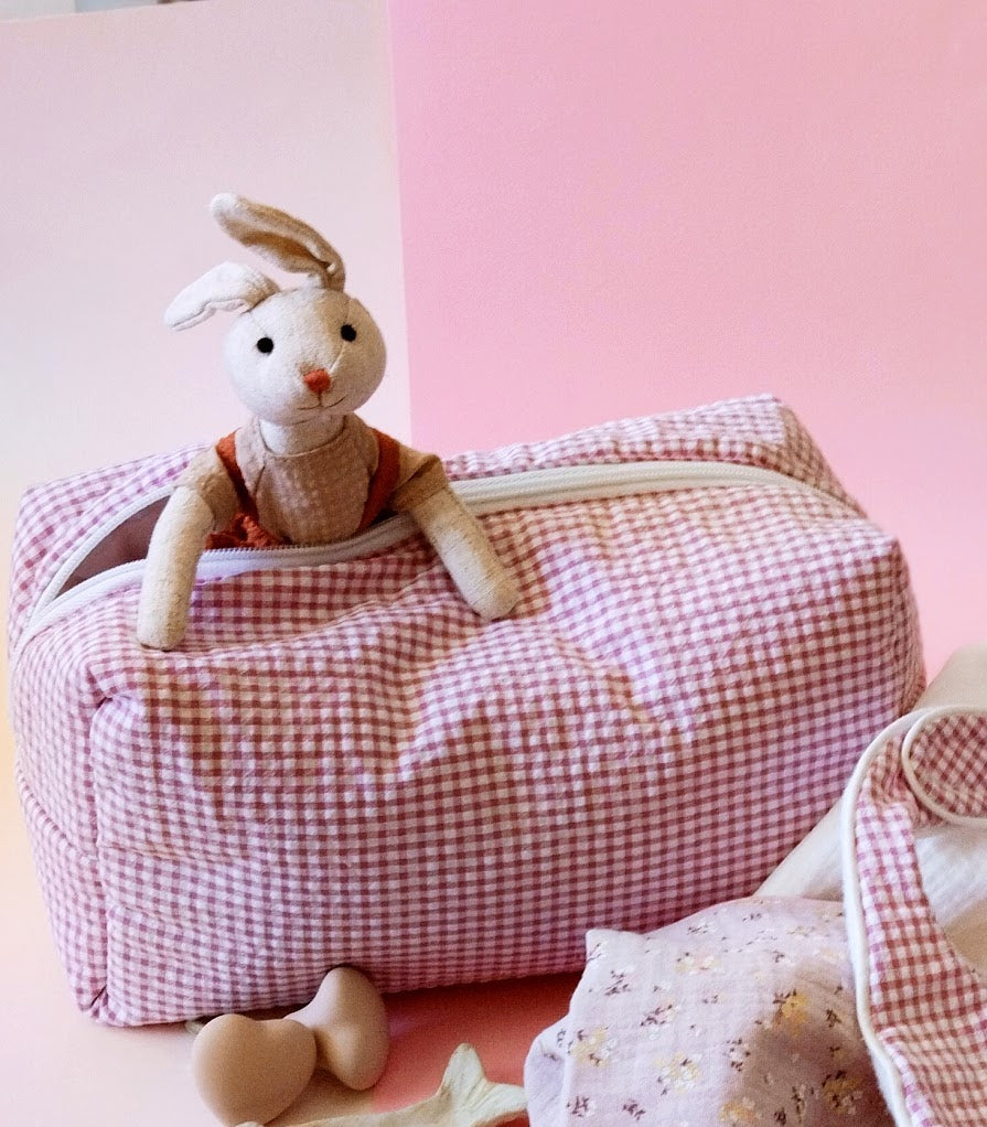 neceser cuadros rosas y blancos, cierre con cremallera